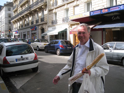 wolfgang a. gogolin mit baguette in paris